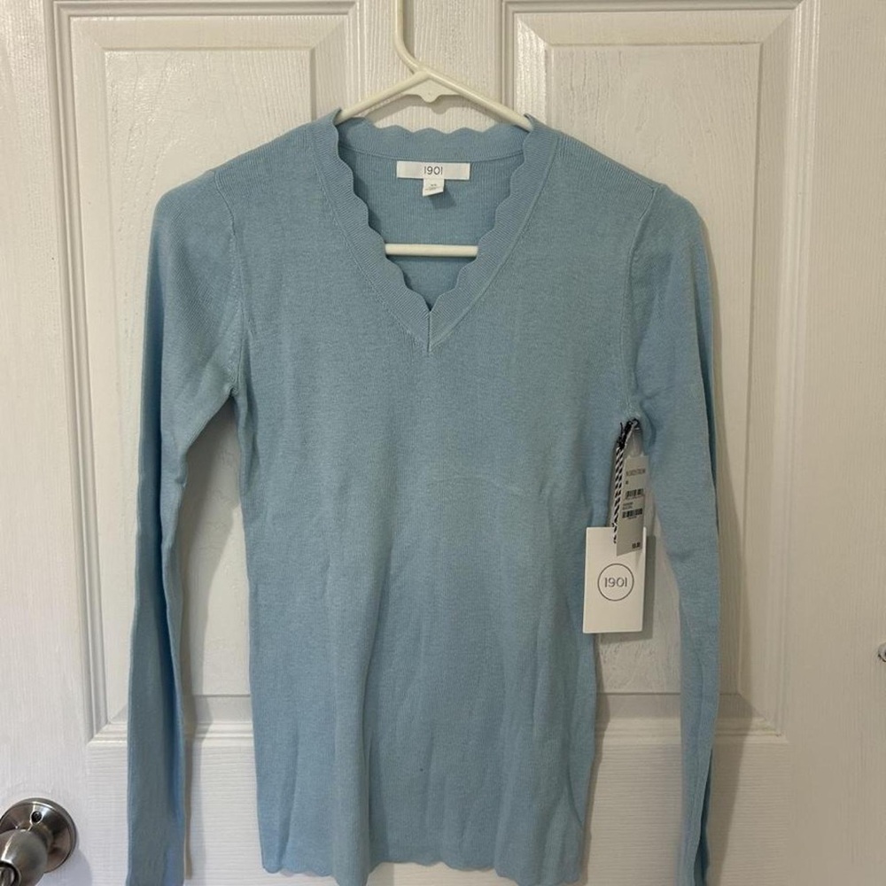1901 Women's Light Blue Scalloped V-Neck Sweater